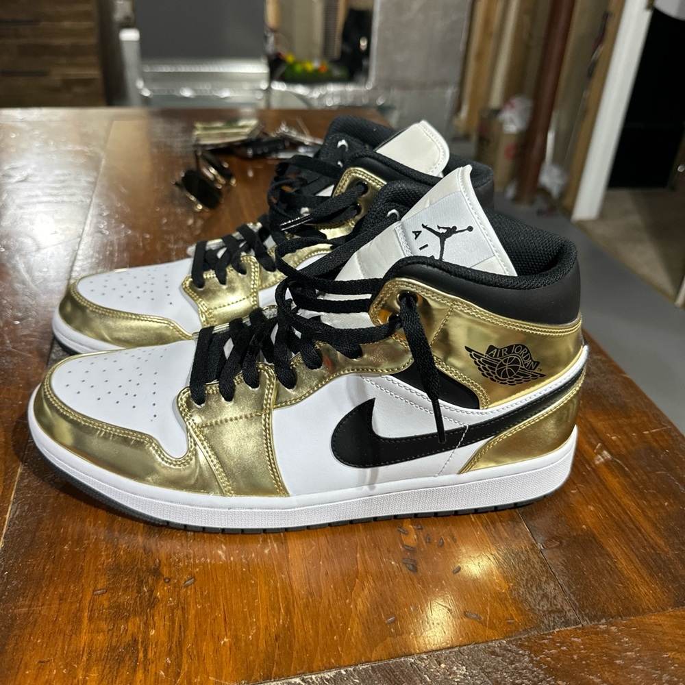 Air Jordan 1 Mid Gold Size 12